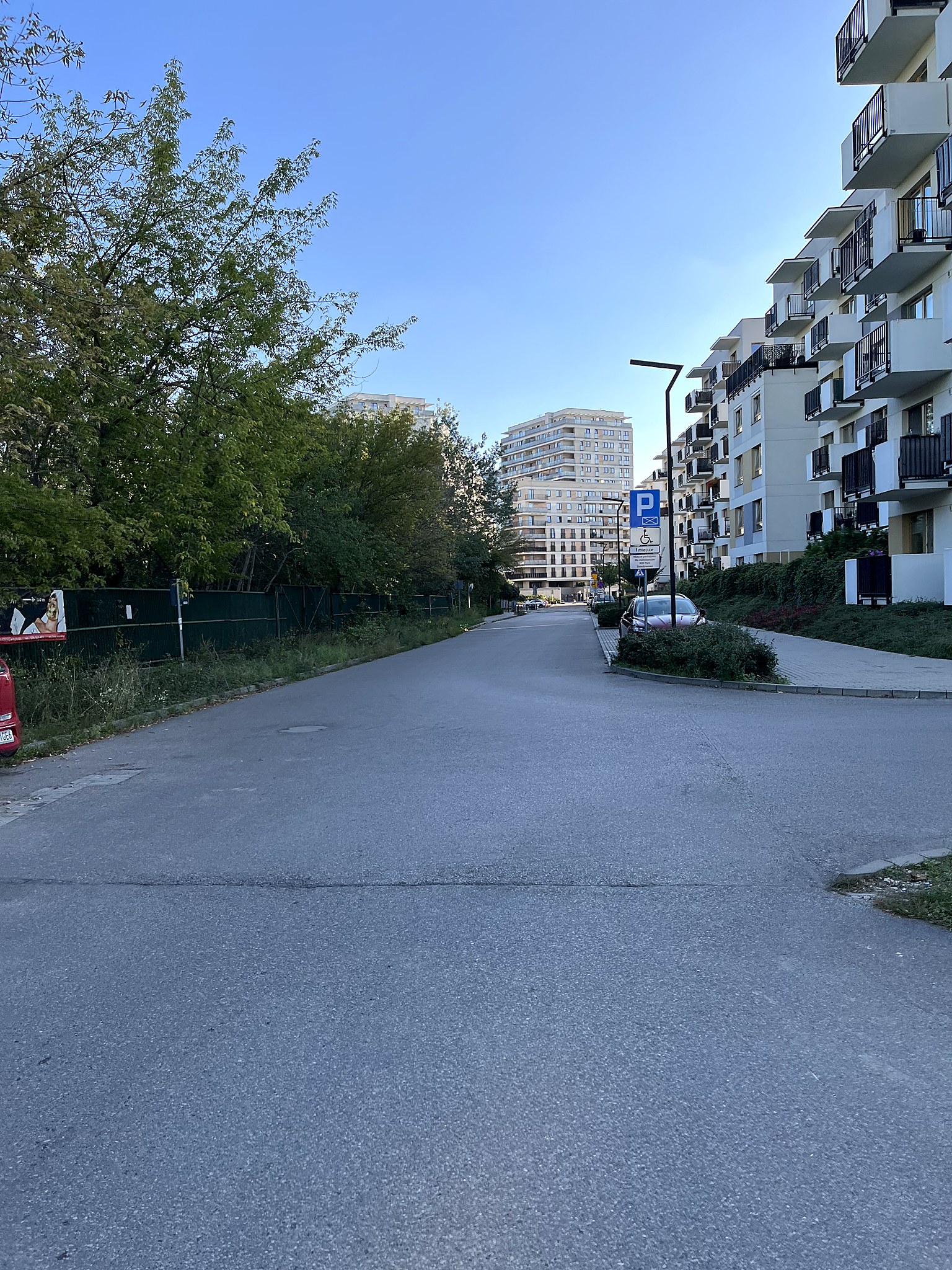 Dojście do osiedla, Kancelaria Adwokacka LEX FORTE, ul. Jana Nowaka-Jeziorańskiego 12, Warszawa